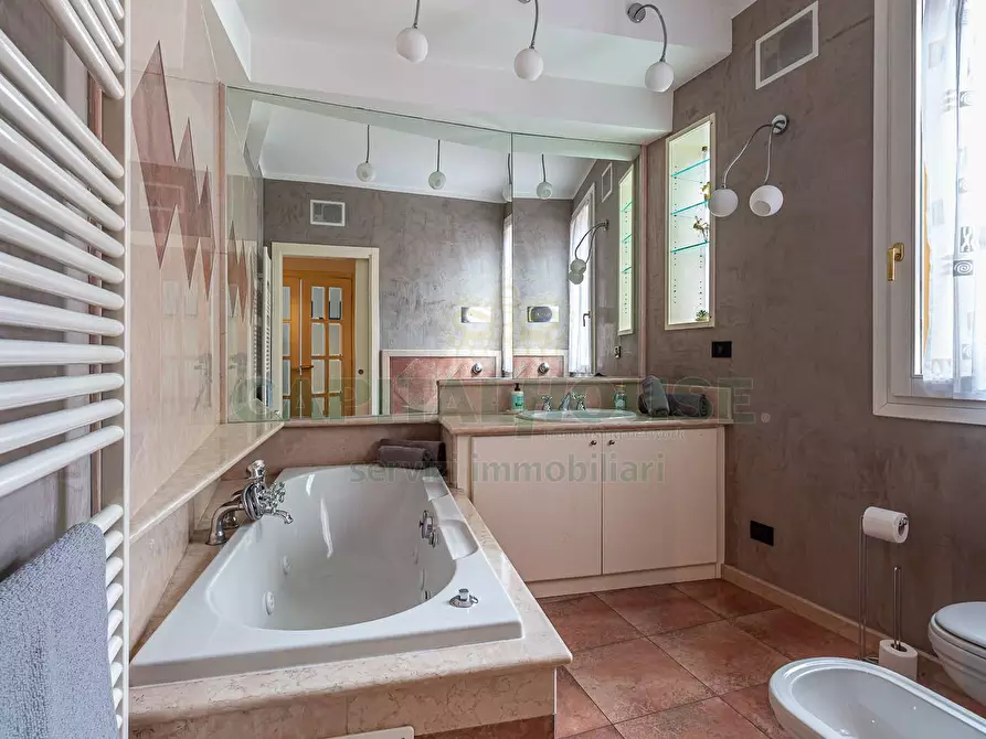 Immagine 12 di Appartamento in vendita  in Via Rialto a Bologna