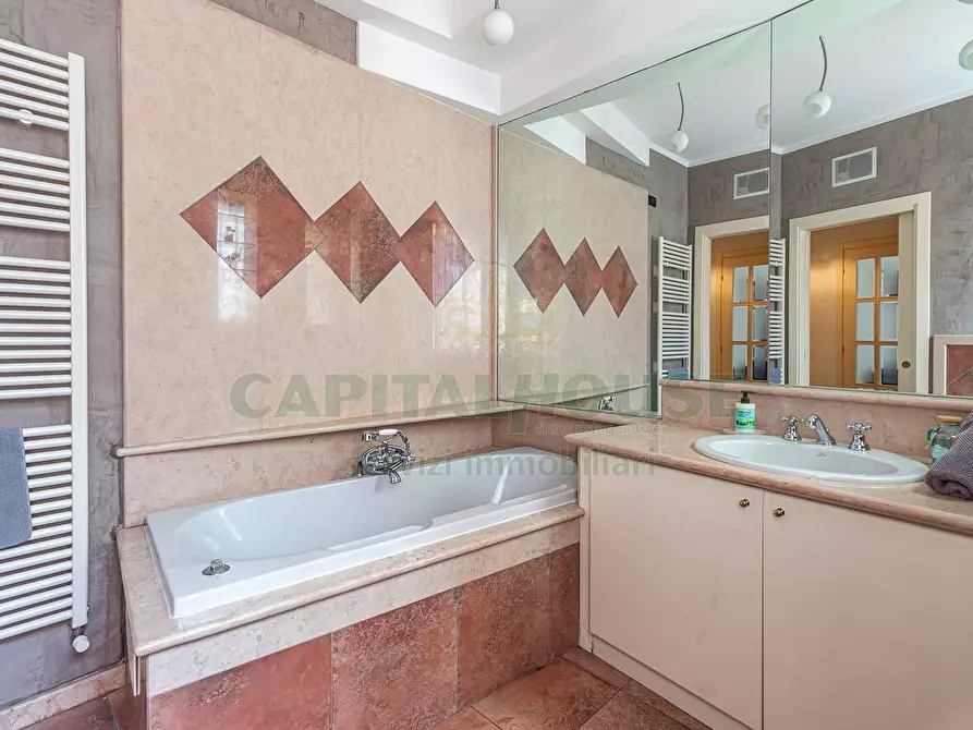 Immagine 13 di Appartamento in vendita  in Via Rialto a Bologna