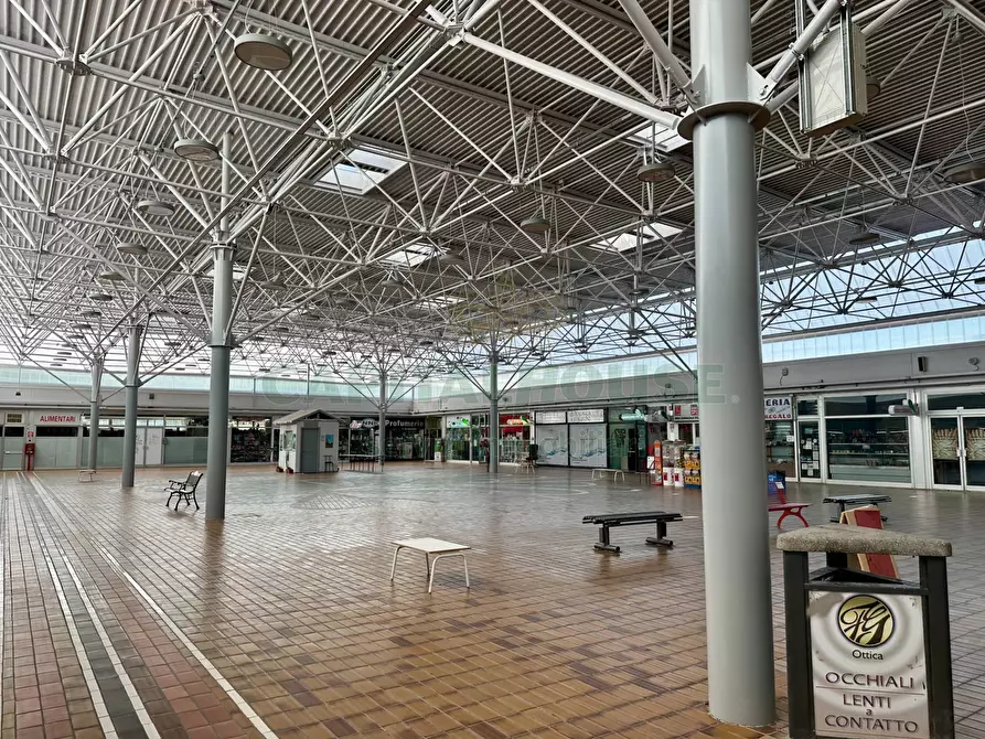 Immagine 18 di Locale commerciale in vendita  in Via Luigi Pirandello a Bologna