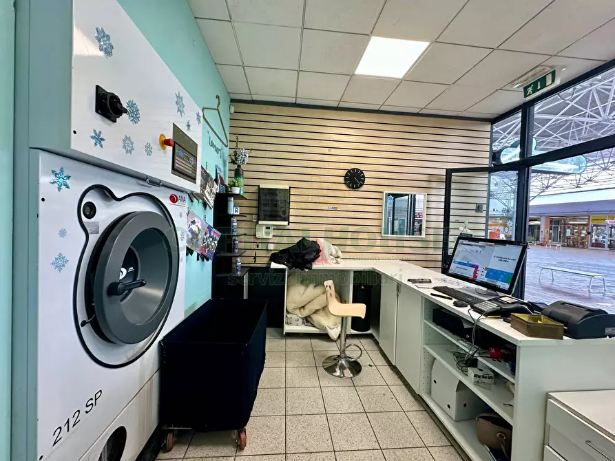 Immagine 4 di Locale commerciale in vendita  in Via Luigi Pirandello a Bologna