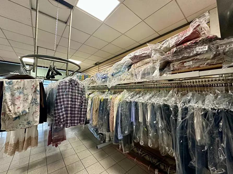 Immagine 8 di Locale commerciale in vendita  in Via Luigi Pirandello a Bologna