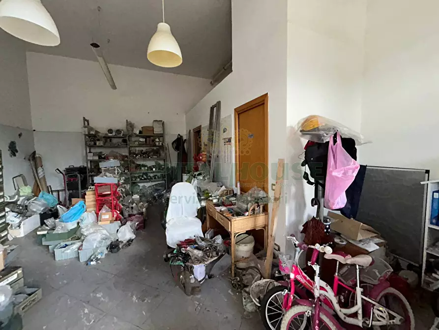 Immagine 9 di Locale commerciale in vendita  in Via Marcello a Mercato San Severino