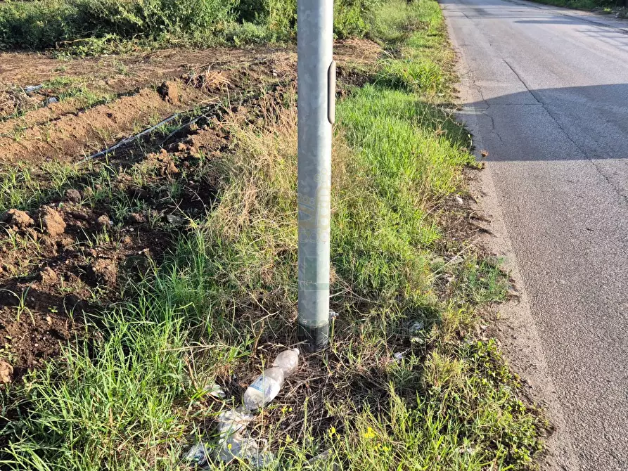 Immagine 13 di Locale commerciale in vendita  a Macerata Campania