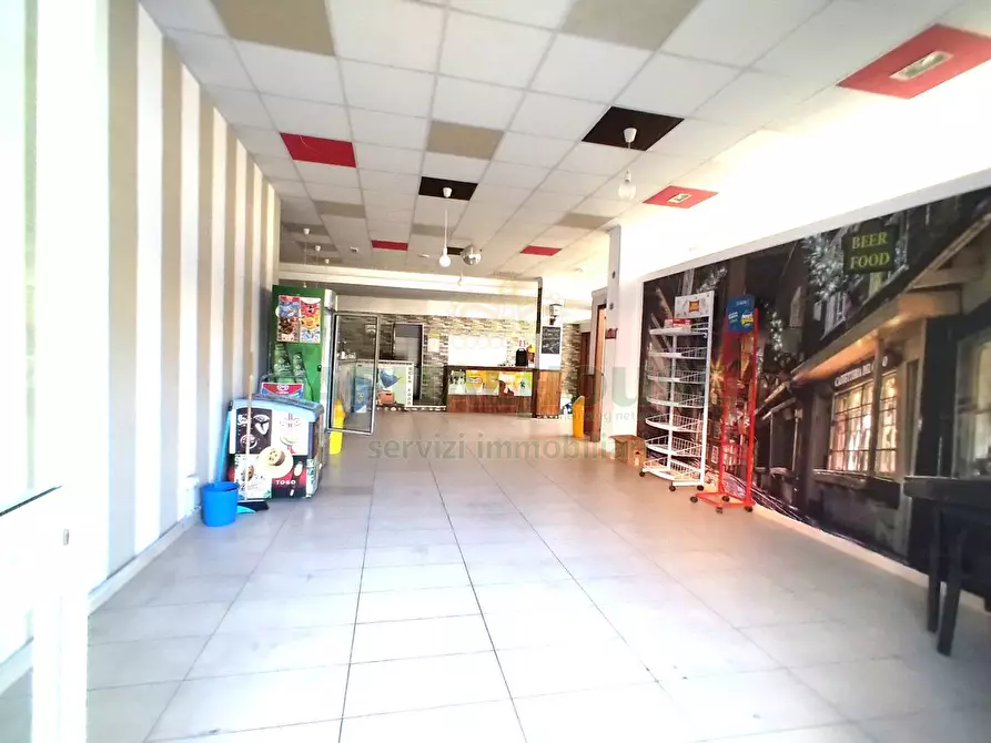 Immagine 29 di Locale commerciale in affitto  in via dante alighieri a Curti