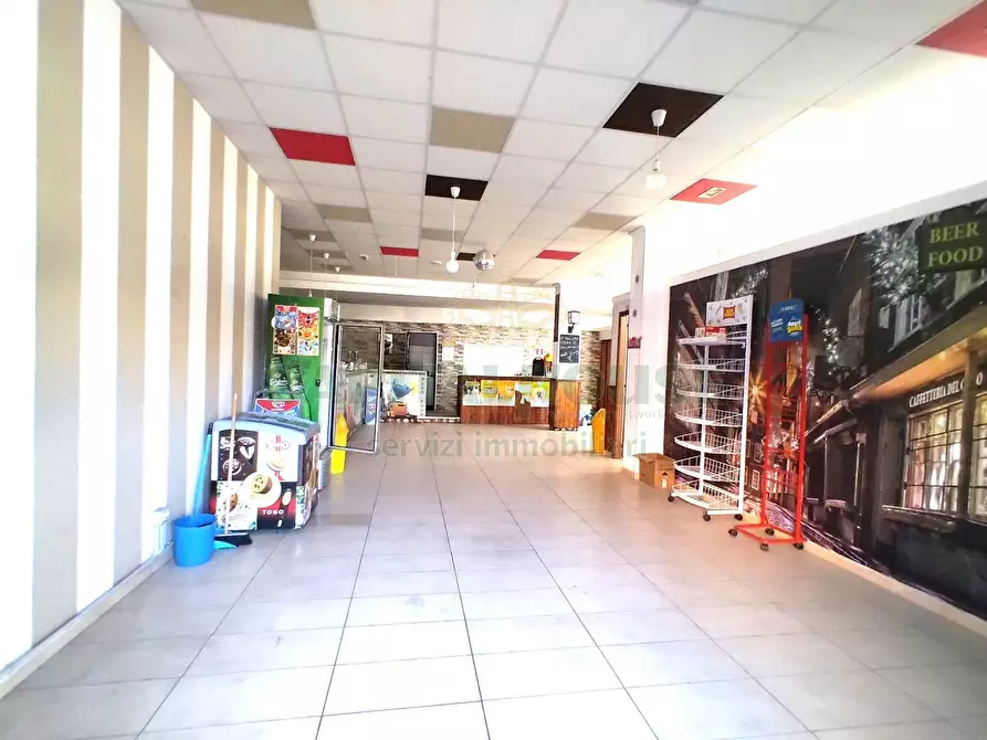 Immagine 30 di Locale commerciale in affitto  in via dante alighieri a Curti
