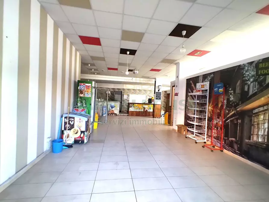 Immagine 31 di Locale commerciale in affitto  in via dante alighieri a Curti