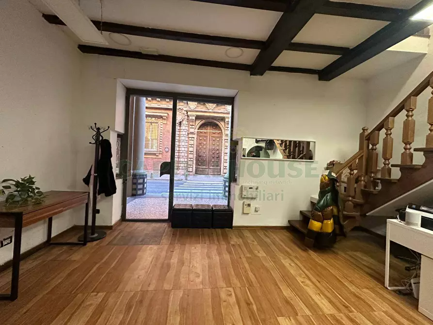 Immagine 2 di Locale commerciale in affitto  in Via San Vitale a Bologna