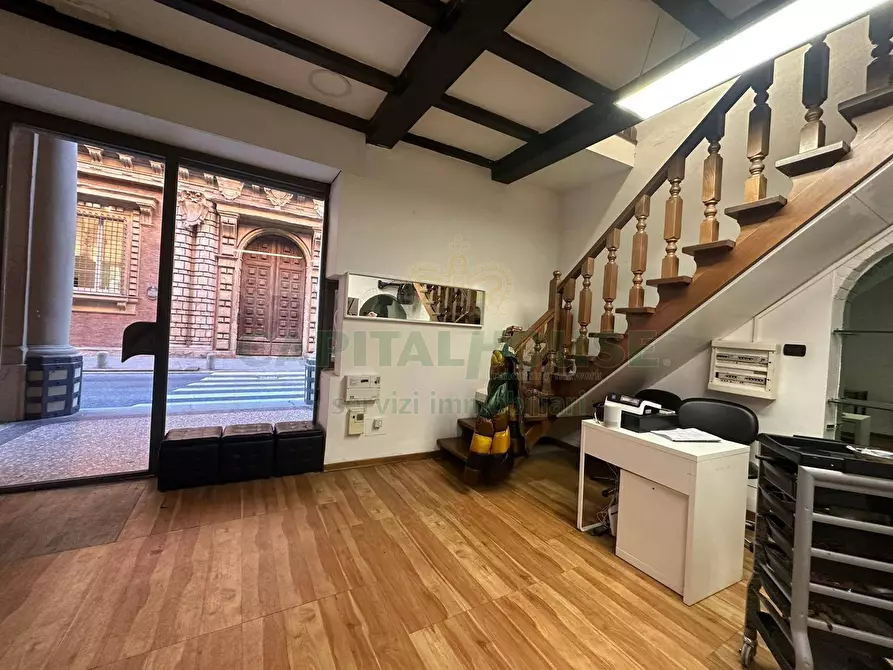 Immagine 1 di Locale commerciale in affitto  in Via San Vitale a Bologna