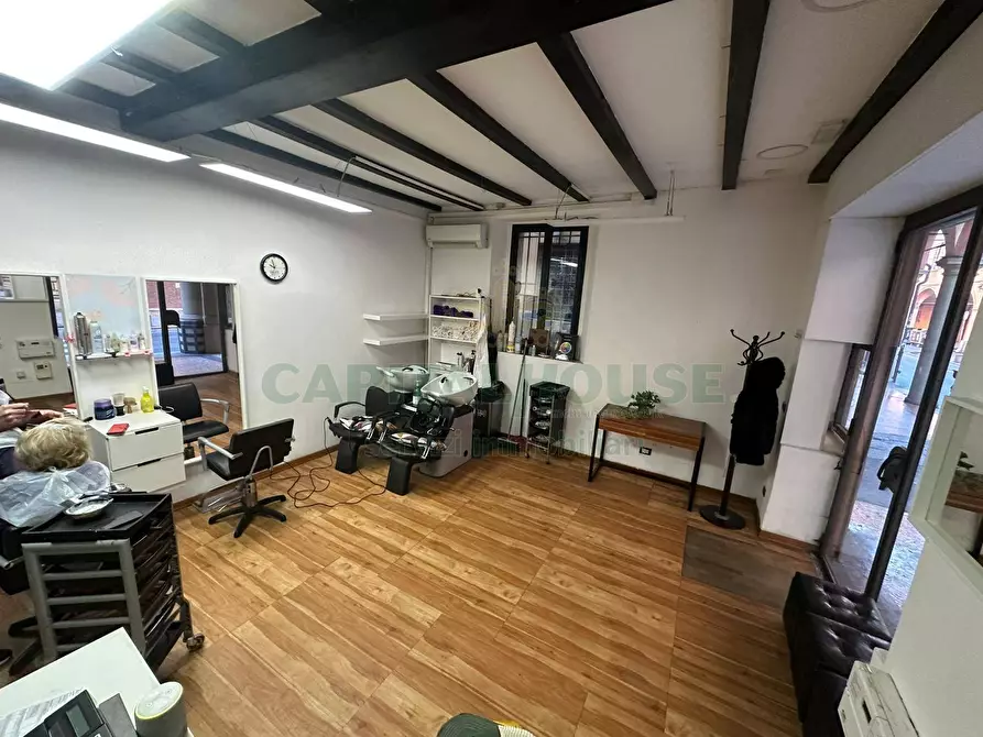 Immagine 4 di Locale commerciale in affitto  in Via San Vitale a Bologna