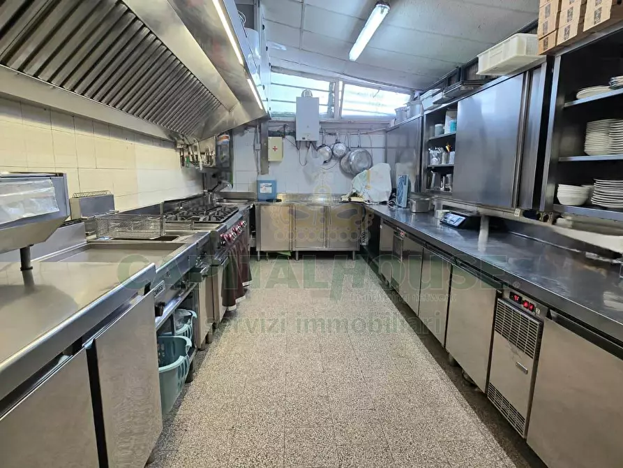 Immagine 18 di Attività commerciale in vendita  in Via Santa Croce a Capodrise