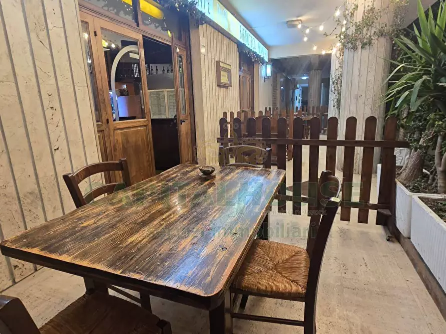 Immagine 30 di Attività commerciale in vendita  in Via Santa Croce a Capodrise