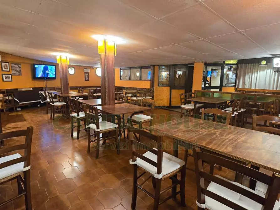 Immagine 8 di Attività commerciale in vendita  in Via Santa Croce a Capodrise