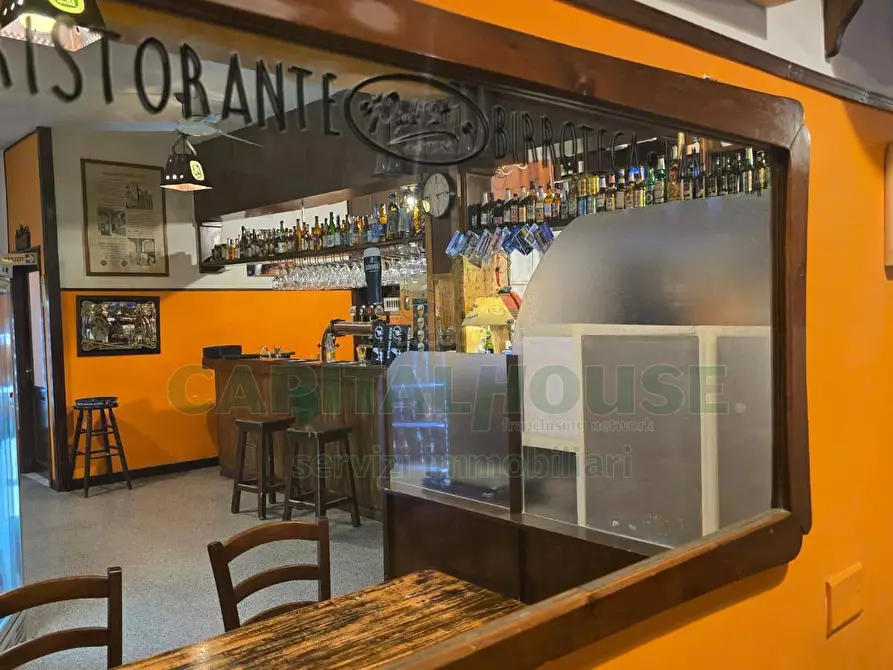 Immagine 13 di Attività commerciale in vendita  in Via Santa Croce a Capodrise
