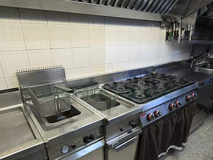 Immagine 21 di Attività commerciale in vendita  in Via Santa Croce a Capodrise