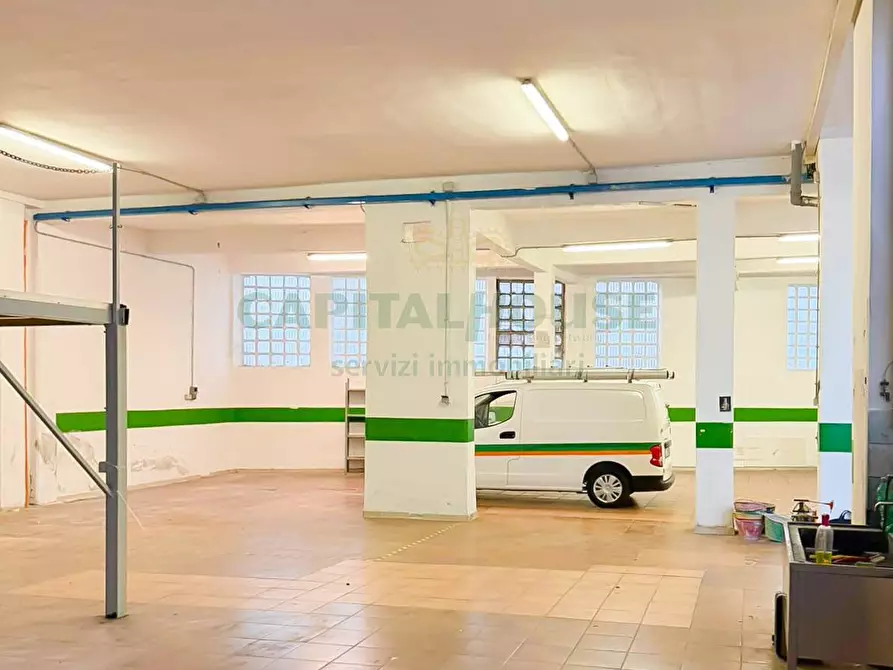 Immagine 4 di Locale commerciale in vendita  a Milano