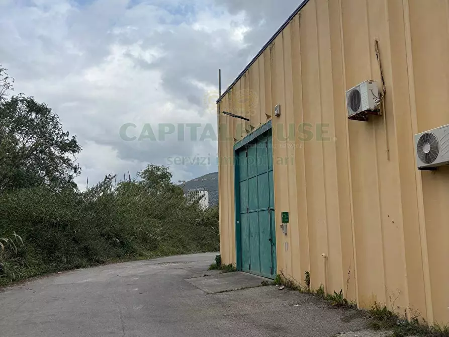 Immagine 2 di Capannone industriale in vendita  a Salerno