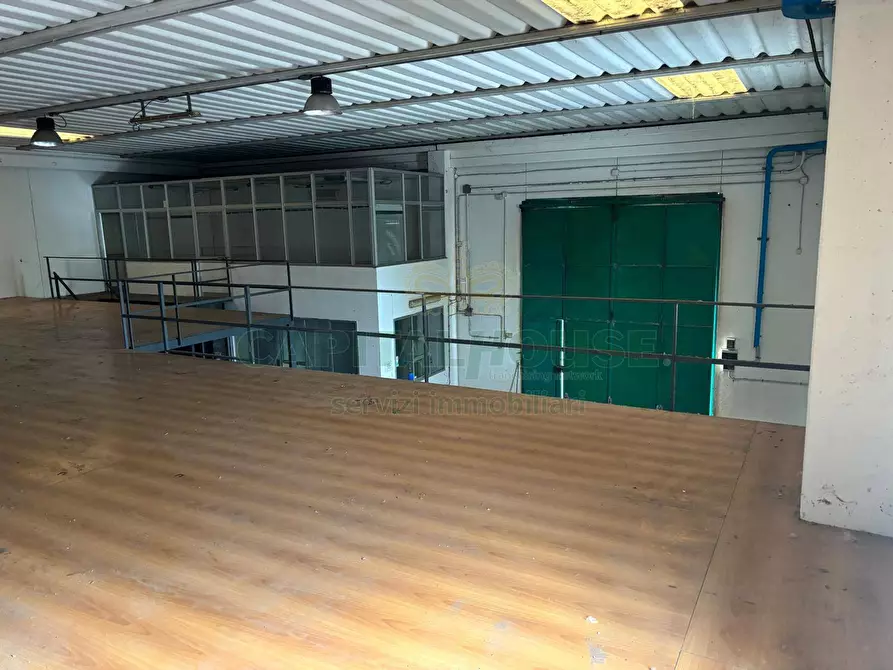 Immagine 8 di Capannone industriale in vendita  a Salerno