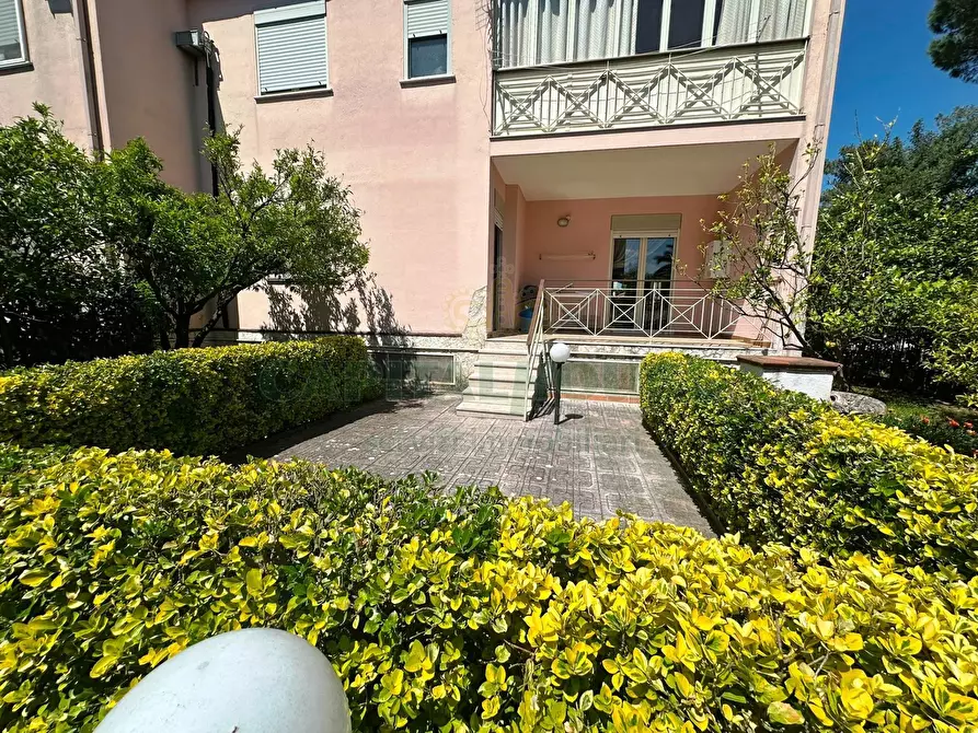 Immagine 4 di Villa in vendita  a Capua