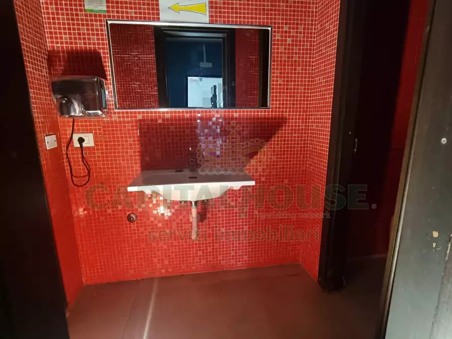 Immagine 14 di Locale commerciale in vendita  a Camigliano