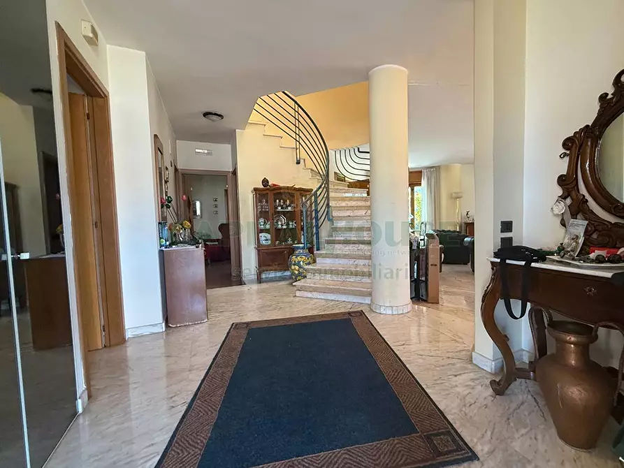 Immagine 2 di Villa in vendita  a Baronissi