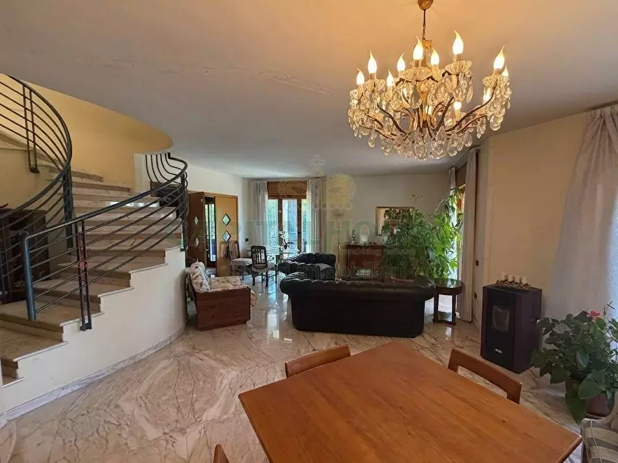 Immagine 1 di Villa in vendita  a Baronissi