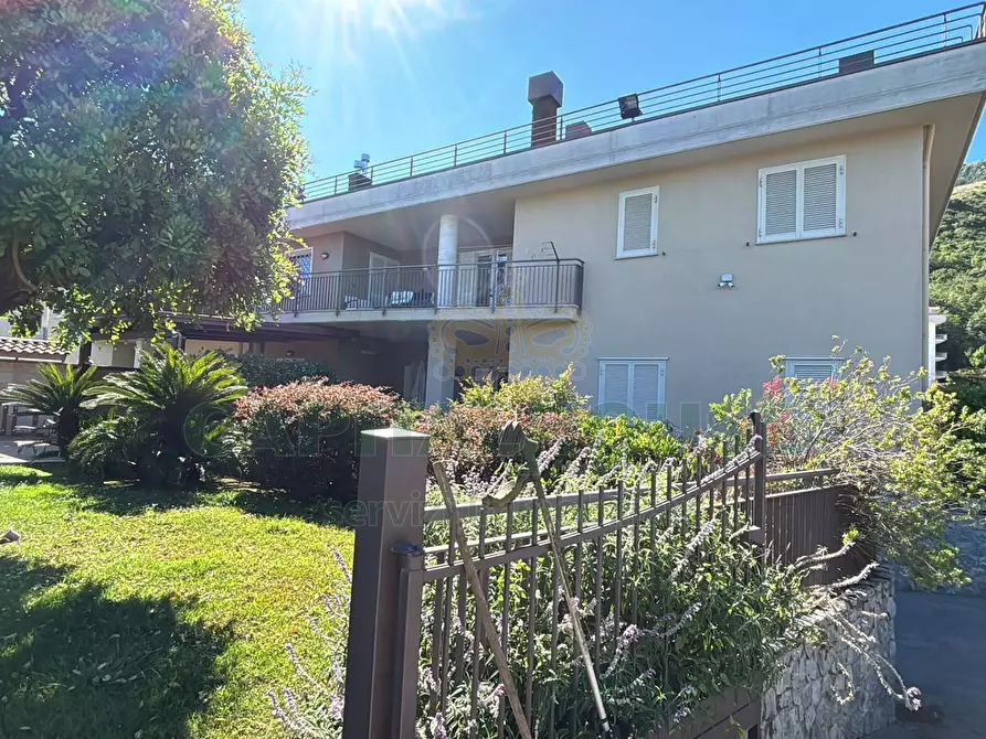 Immagine 1 di Villa in vendita  in Corso Caracciolo a Mercato San Severino