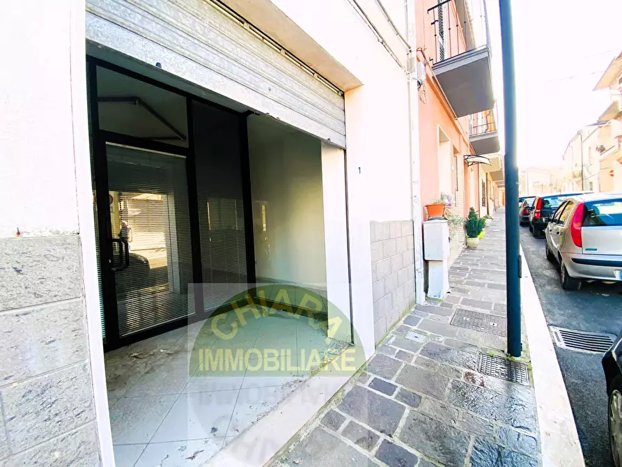 Immagine 10 di Locale commerciale in vendita  in Corso Duca degli Abruzzi 5 a Cupello