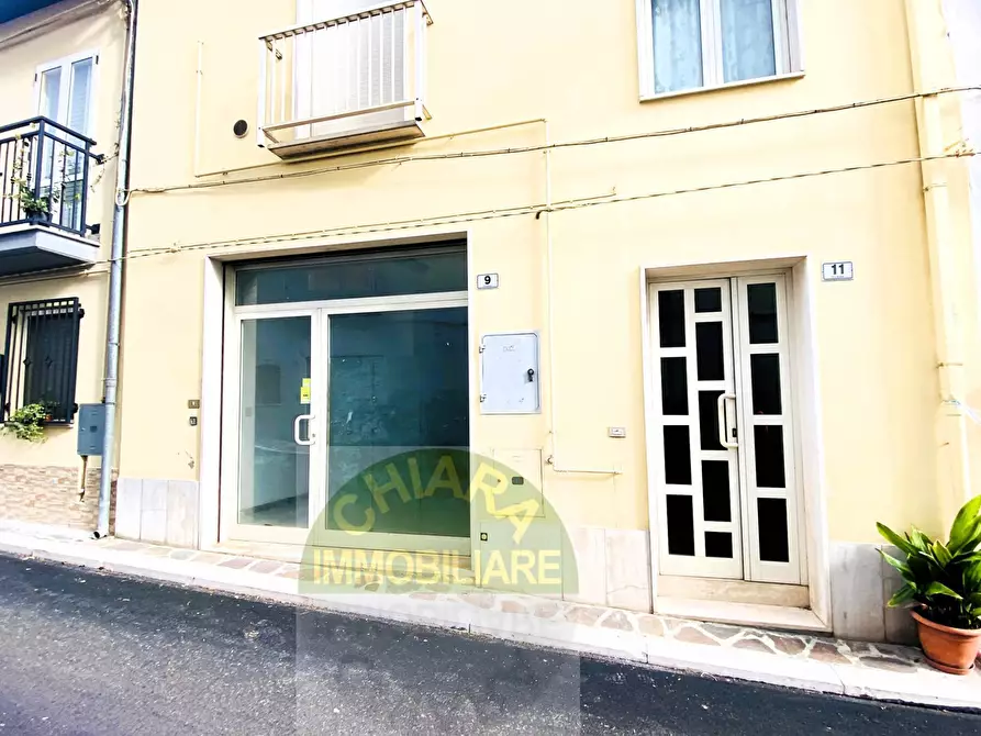 Immagine 2 di Locale commerciale in vendita  in Via Roma a Carunchio