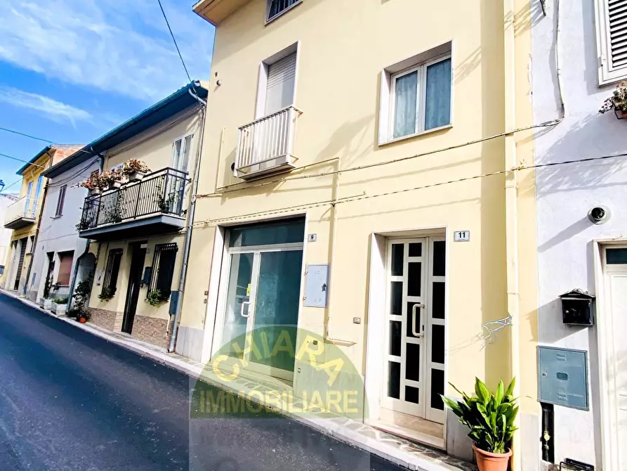 Immagine 5 di Locale commerciale in vendita  in Via Roma a Carunchio