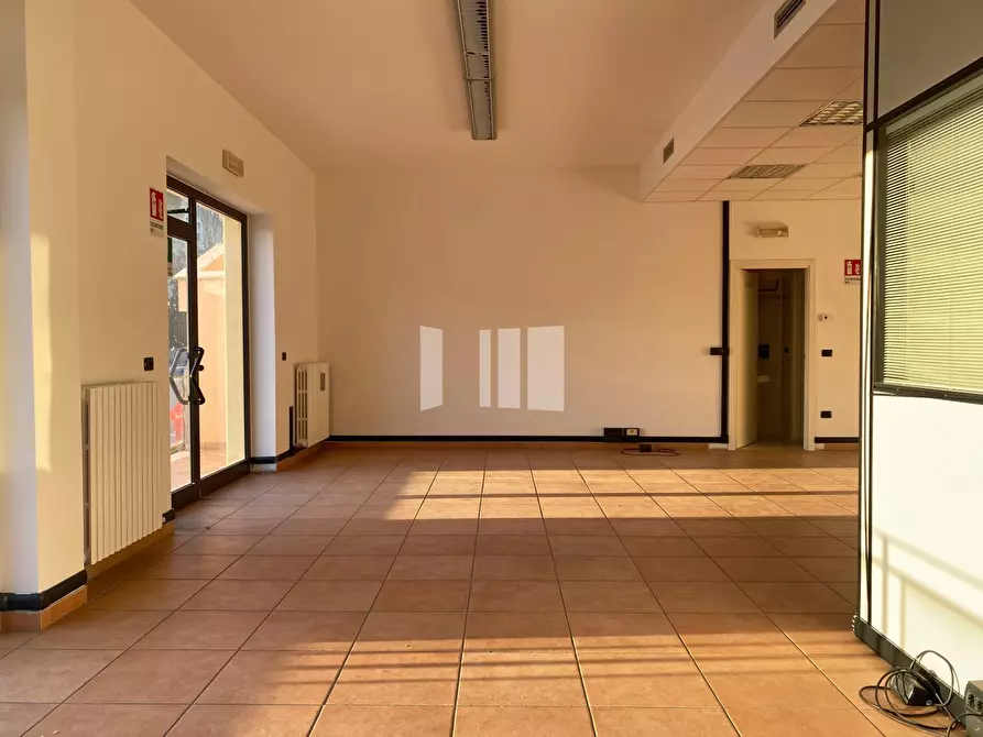 Immagine 4 di Locale commerciale in vendita  in Via Gramsci 65 a Giulianova