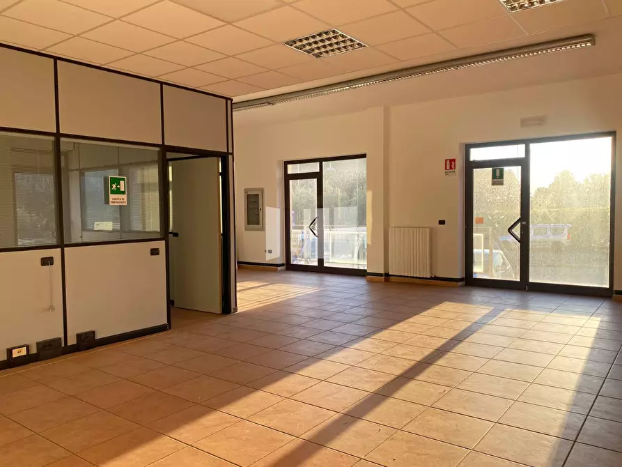 Immagine 17 di Locale commerciale in affitto  in Via Gramsci 65 a Giulianova