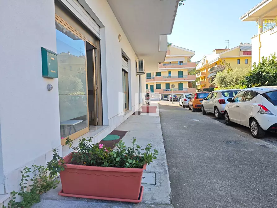 Immagine 21 di Locale commerciale in vendita  in Via Giuseppe Parini 32 a Giulianova