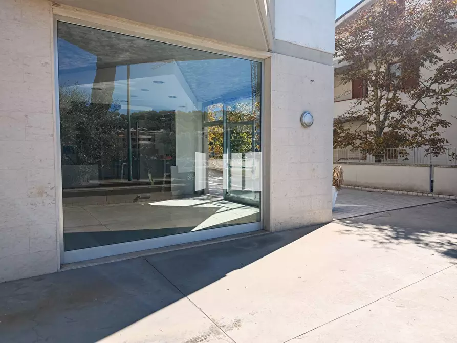 Immagine 4 di Locale commerciale in affitto  in Via Nazionale 1 a Roseto Degli Abruzzi