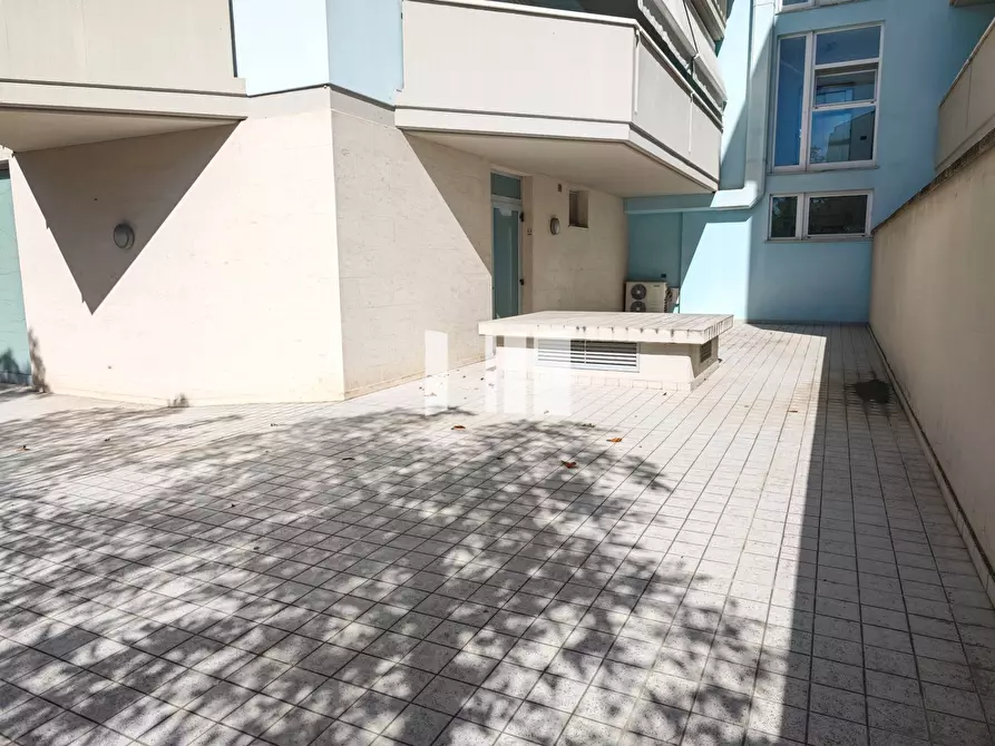 Immagine 6 di Locale commerciale in affitto  in Via Nazionale 1 a Roseto Degli Abruzzi