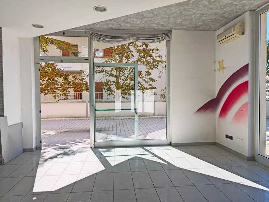 Immagine 14 di Locale commerciale in affitto  in Via Nazionale 1 a Roseto Degli Abruzzi