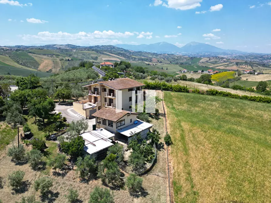 Immagine 1 di Villa in vendita  in Contrada Santa Croce 14 a Notaresco
