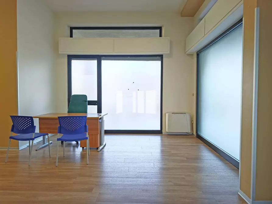 Immagine 4 di Ufficio in vendita  in Via Ippolito Nievo 37 a Giulianova