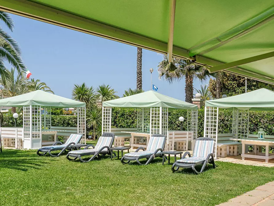 Immagine 2 di Albergo/B&B/Residence in vendita  in via Vittorio Alfieri 7 a Camaiore