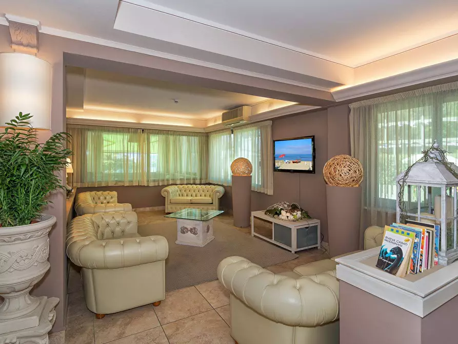 Immagine 4 di Albergo/B&B/Residence in vendita  in via Vittorio Alfieri 7 a Camaiore