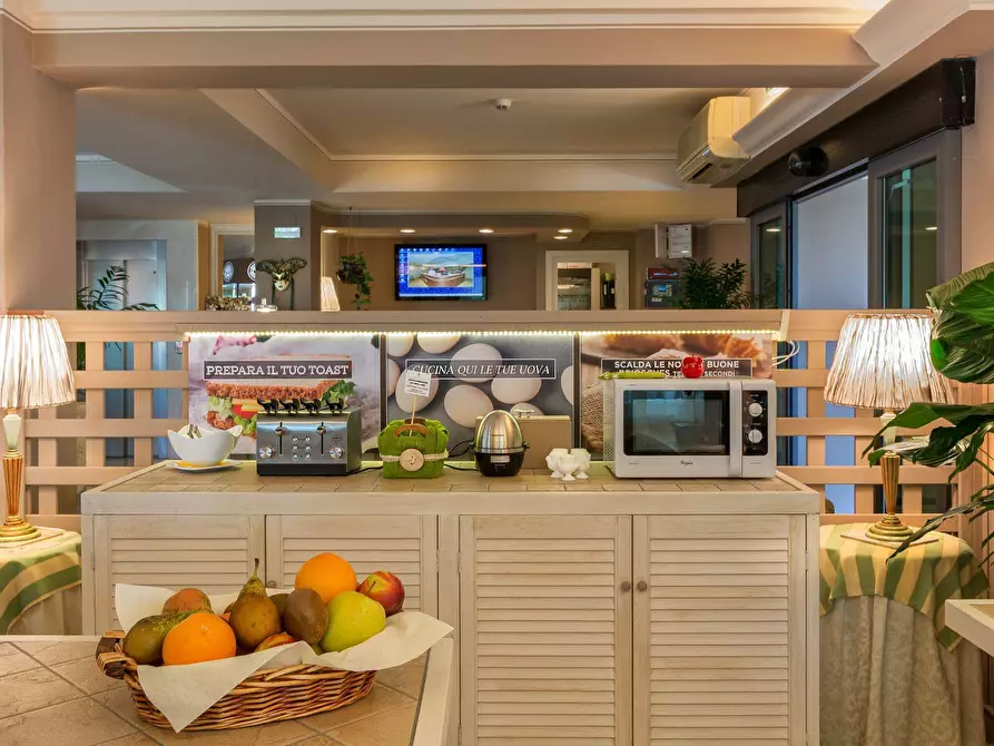 Immagine 5 di Albergo/B&B/Residence in vendita  in via Vittorio Alfieri 7 a Camaiore