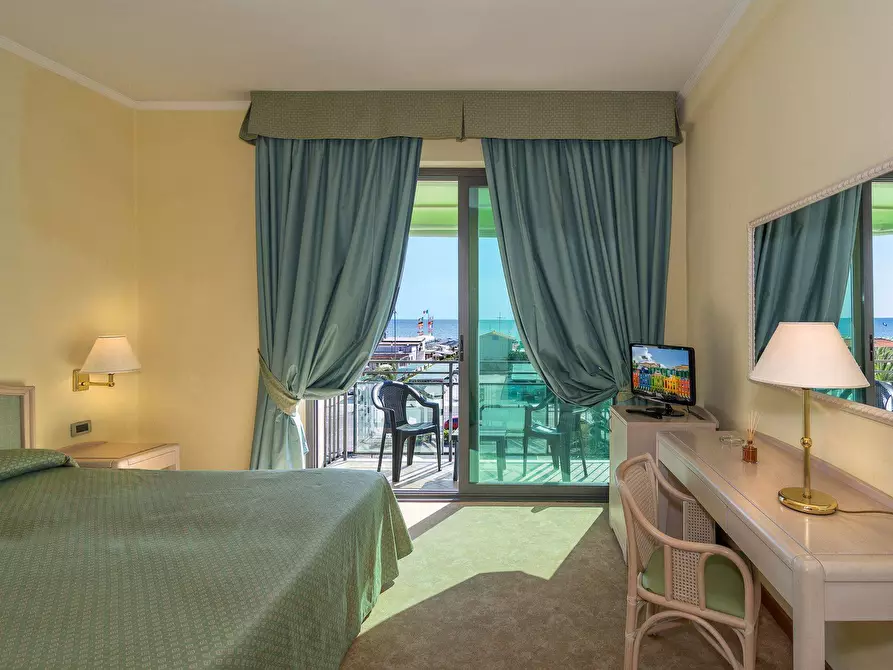 Immagine 8 di Albergo/B&B/Residence in vendita  in via Vittorio Alfieri 7 a Camaiore