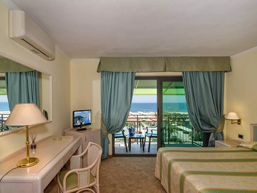 Immagine 10 di Albergo/B&B/Residence in vendita  in via Vittorio Alfieri 7 a Camaiore