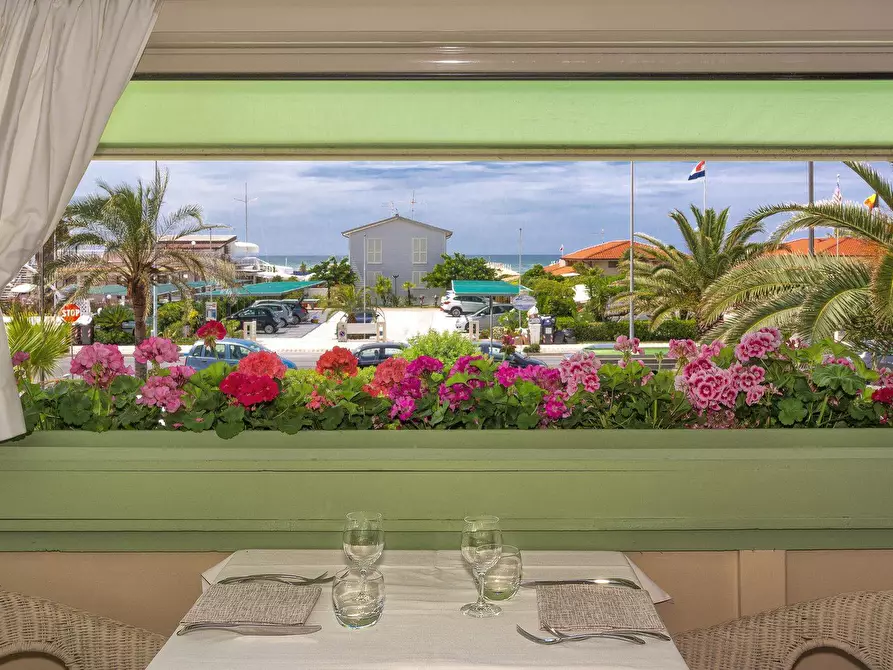 Immagine 13 di Albergo/B&B/Residence in vendita  in via Vittorio Alfieri 7 a Camaiore