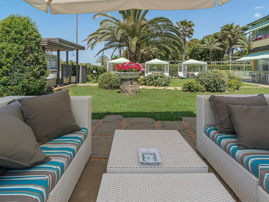 Immagine 20 di Albergo/B&B/Residence in vendita  in via Vittorio Alfieri 7 a Camaiore