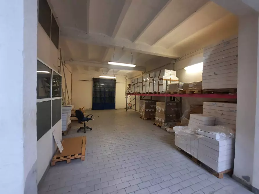 Immagine 2 di Locale commerciale in vendita  a Firenze