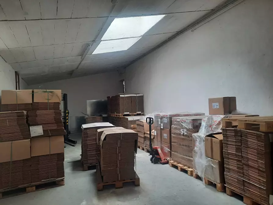 Immagine 8 di Locale commerciale in vendita  a Firenze