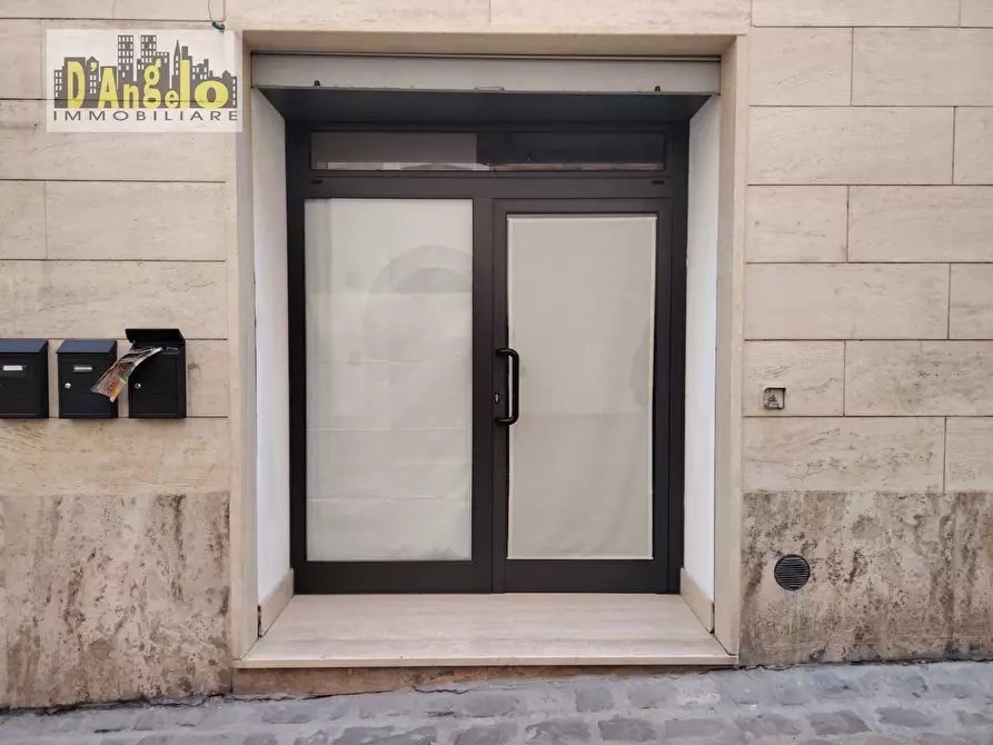 Immagine 1 di Locale commerciale in vendita  in CORSO SERPENTE AUREO 40 a Offida