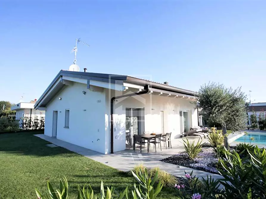 Immagine 2 di Villa in vendita  in Via Lonato a Castiglione Delle Stiviere