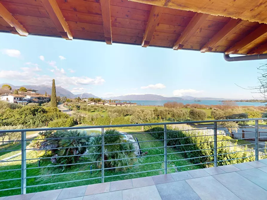 Immagine 1 di Villa in vendita  in via catullo a Manerba Del Garda