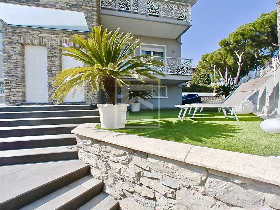 Immagine 6 di Villa in vendita  in via Caporali a Desenzano Del Garda